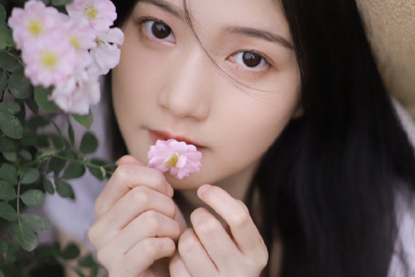 Jane Qin Yue slowly sat by the bed, grabbed his hand and bowed his head. He kissed the back of his hand and said softly, Qin Yue, I know you are very hard and tired alone ...